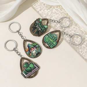 Lot de 4 porte-clés de la Saint-Patrick en bois avec trèfle porte-bonheur et motifs nains