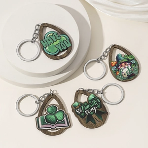 Porte-clés Saint-Patrick en bois avec trèfle irlandais et motifs de gnome de chance