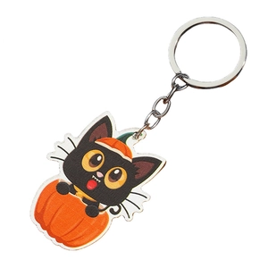 Detail van Halloween zwart kat sleutelhanger met pompoenhoed en zilveren metalen ring