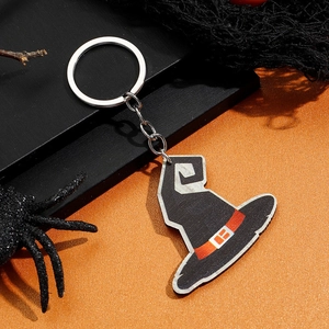 Detailopname van een Halloween heksenhoed sleutelhanger met zwart hoedje en rood lint