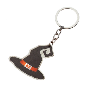 Detailopname van een zwarte acryl heksenhoed sleutelhanger voor Halloween decor