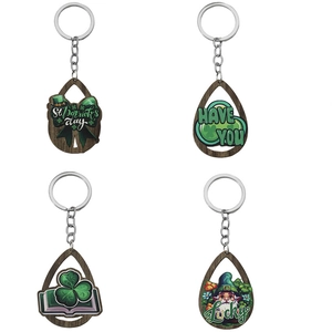 Porte-Clés en Bois Saint-Patrick Trèfle Irlandais Gnome Chanceux Pendentif en Bois Anneau de Clé pour Décoration de Fête