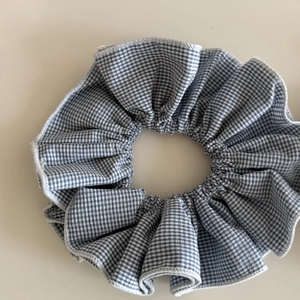 Détail d'un chouchou à carreaux vichy bleu et blanc avec bordure blanche délicate