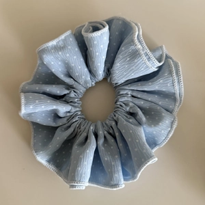 Chouchou bleu à pois blancs en tissu doux avec bords volantés pour coiffure femme
