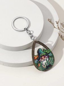 Détail macro du porte-clés Saint-Patrick avec trèfles et motif Lucky leprechaun