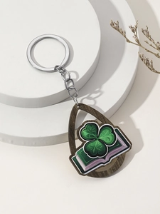 Détail du porte-clés trèfle de la Saint-Patrick avec trèfle vert sur base en bois