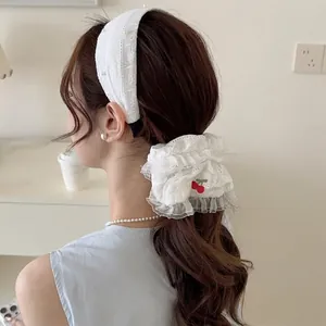 Chouchou en Dentelle Blanche Fait à la Main Avec Broderie Cerise Rouge Accessoires Cheveux Floraux Doux pour Femmes