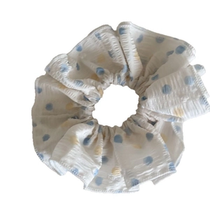Chouchou blanc chic avec pois bleus et tissu texturé pour un style de coiffure