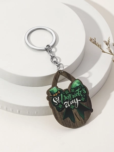Détail du porte-clés de la Saint-Patrick avec trèfle vert et chapeau sur pendentif bois