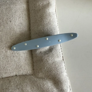 Pince à cheveux à pois bleus et blancs de forme navette minimaliste pour femmes