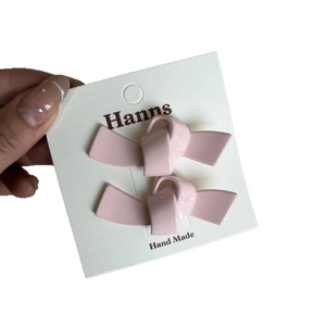 Zwei süße rosa Schleifen-Haarclips aus glattem Harz auf Displaykarte für Mädchen