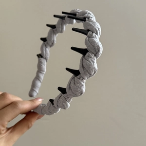 Serre-tête minimaliste en tissu torsadé gris avec peigne en plastique antidérapant intégré