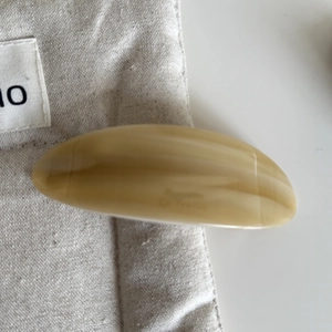 Fermaglio francese in acetato con trama marmorizzata beige e sacchetto in tela