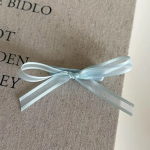 Hellblaue Ballett-Schleife Haarspange aus elegantem Tüll-Band auf strukturiertem Stoff