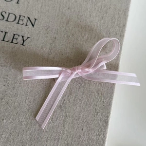 Detailansicht der rosa Schleifen-Haarspange mit zarten Organza- und Satinschichten