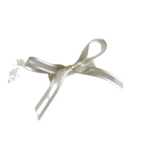 Eleganter cremeweißer Satinschleife Haarclip für Damen mit feiner seidiger Oberfläche