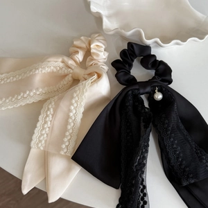 Chouchous élégants en satin avec nœud, dentelle et pendentif perle en beige et noir
