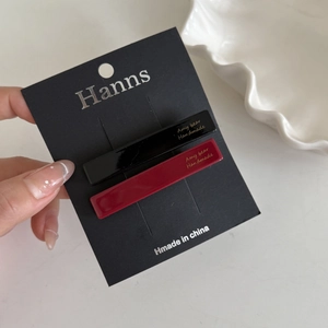 Set di 2 mollette rettangolari minimaliste nere e bordeaux con logo dorato