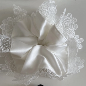 Chouchou élégant en satin blanc avec broderie en dentelle florale sur fond blanc