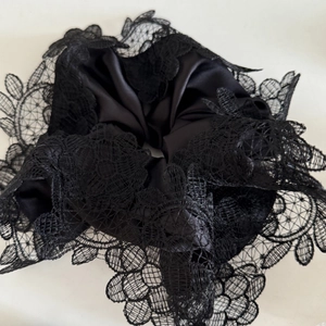 Grand chouchou élégant en dentelle noire avec broderie florale et centre en satin pour femme
