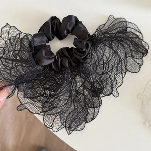 Chouchou élégant en dentelle noire creuse avec centre en satin pour coiffure style fée