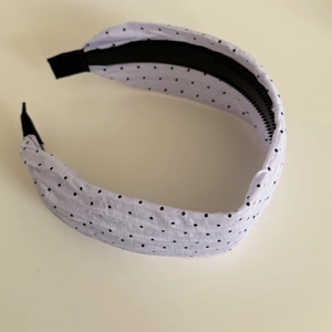 Polka dot pleated chiffon headband with wide brim and anti-slip teeth for high skull top look