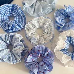 Set aus 7 blauen Haargummis mit Spitzen und Karomustern in verschiedenen Stofftexturen