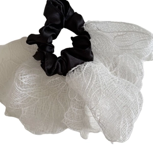Chouchou chic en satin noir avec couches de dentelle blanche brodée pour femme