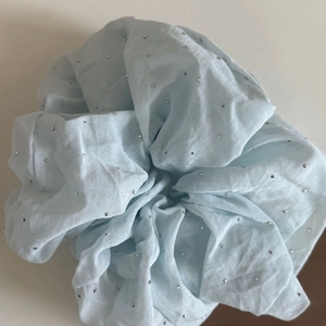 Detailansicht des blauen Spitzen-Haargummis mit silbernen Strass-Verzierungen