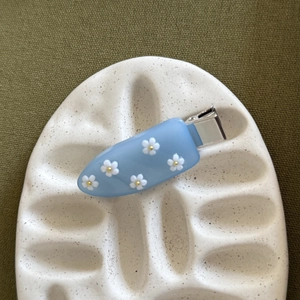 Fermaglio per capelli azzurro con fiori in resina bianca e clip a becco d'anatra