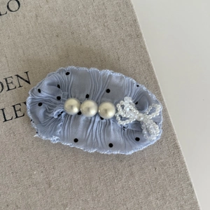 Pince à cheveux à pois bleus et blancs avec dentelle, perles et petit nœud tissé