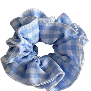 Blau-weißer Scrunchie mit Karomuster und feiner Stickerei für elegante Frisuren