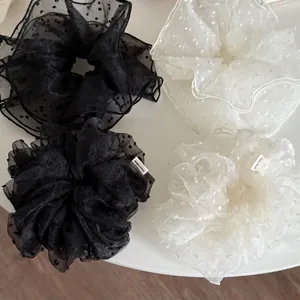 Lot de 4 grands chouchous en résille à pois noirs et blancs avec texture faite main