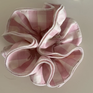 Elastico per capelli scrunchie in cotone vichy rosa con volant pieghettato