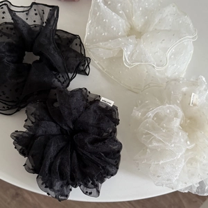 Lot de chouchous en résille à pois noir et blanc cassé avec étiquette faite main