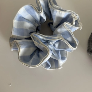 Dettaglio dell'elastico a quadretti bianchi e blu con cuciture fini e trama del tessuto