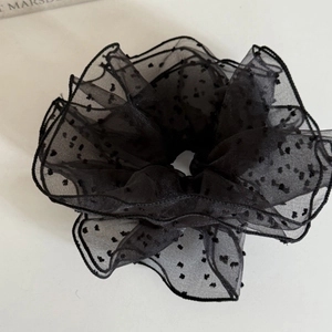 Chouchou en tulle noir à pois surdimensionné avec un design de texture volumineux et doux