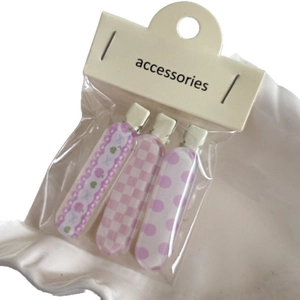 Set di 3 fermagli per capelli floreali con motivi rosa e viola su vassoio bianco