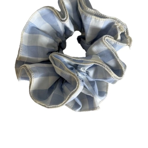 Elastico per capelli in tessuto a scacchi bianchi e blu con etichetta orsetto per coda