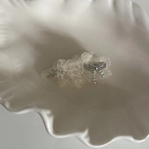 Pince à cheveux en dentelle douce avec nœud en strass argentés et perles pendantes