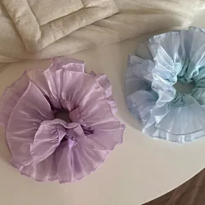 Chouchous en organza irisé bleu et violet avec volants plissés multicouches élégants