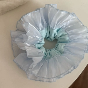 Chouchou en organza bleu irisé avec bordures volantées et finition satinée douce