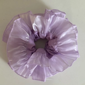 Vue détaillée du chouchou géant en organza violet avec design à volants multicouches