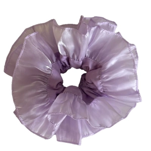 Chouchou élégant en organza lilas iridescent avec grande bordure en dentelle