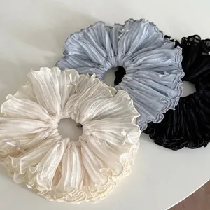 Trois chouchous plissés surdimensionnés avec perles et nœuds en blanc, bleu et noir