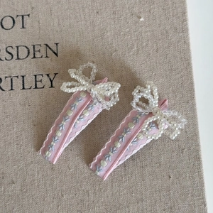 Lot de deux barrettes à fleurs brodées avec nœuds en perles au style doux printanier