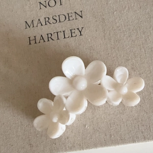 Élégante pince à cheveux en acétate blanc crème avec fleurs de frangipanier pour femme