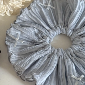 Chouchou satiné bleu clair XL avec nœud en ruban blanc et détails de perles
