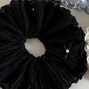 Chouchou noir large avec un nœud élégant et une perle centrale pour coiffure de femme