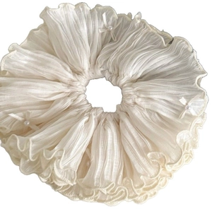 Chouchou géant crème avec nœuds en ruban blanc et perles pour un style doux